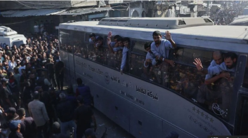 دموع وفرح في خان يونس.. وصول أول دفعة من الأسرى الفلسطينيين المفرج عنهم